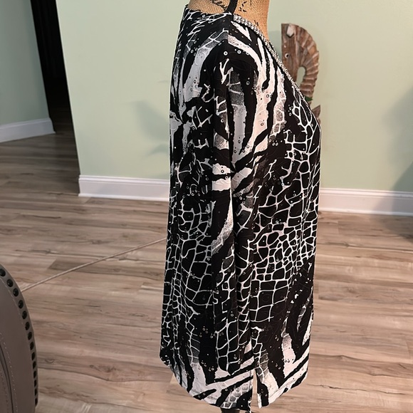 JM Collection Black and White Abstract Blouse - Picture 4 of 6